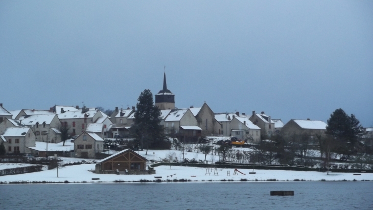 Le lac enneigé - Cressat