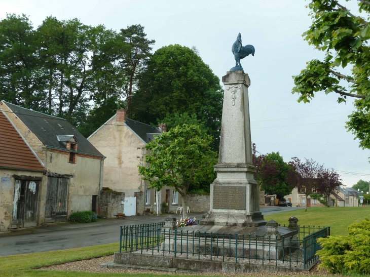 La place et le Monument aux Morts - Jouillat