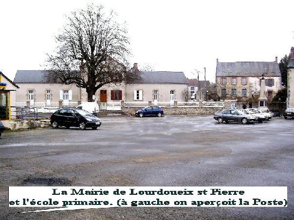 La Place de la Mairie - Lourdoueix-Saint-Pierre