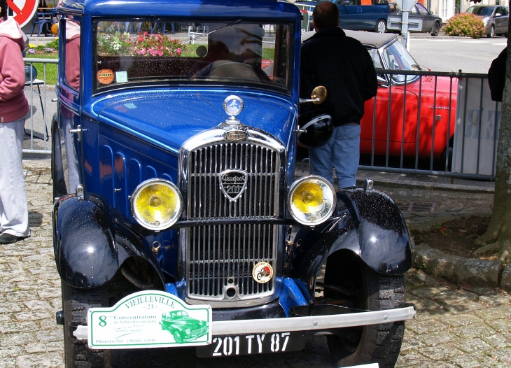 La fête à Vieilleville - exposition de voitures anciennes - Mourioux-Vieilleville