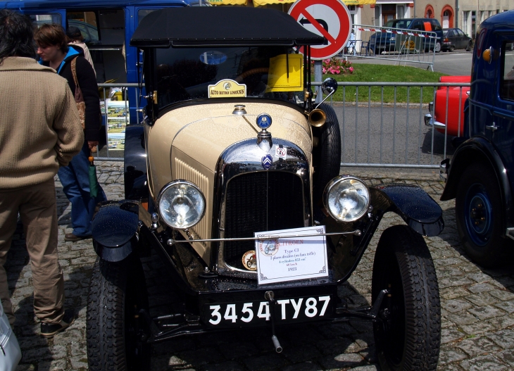 La fête à Vieilleville - exposition de voitures anciennes - Mourioux-Vieilleville