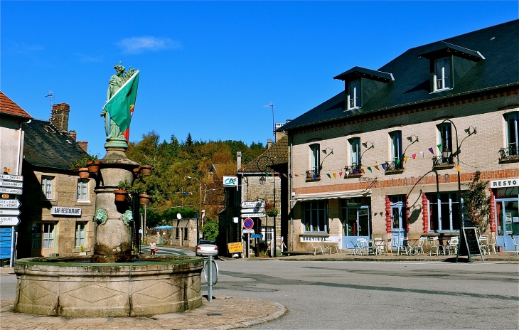 Place de la Mayade - Royère-de-Vassivière