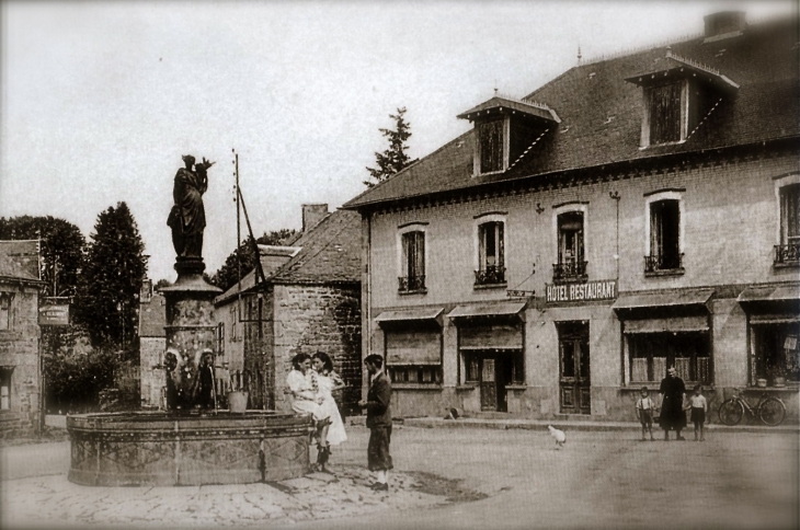 Place de la Mayade en1935 (carte postale ancienne) - Royère-de-Vassivière