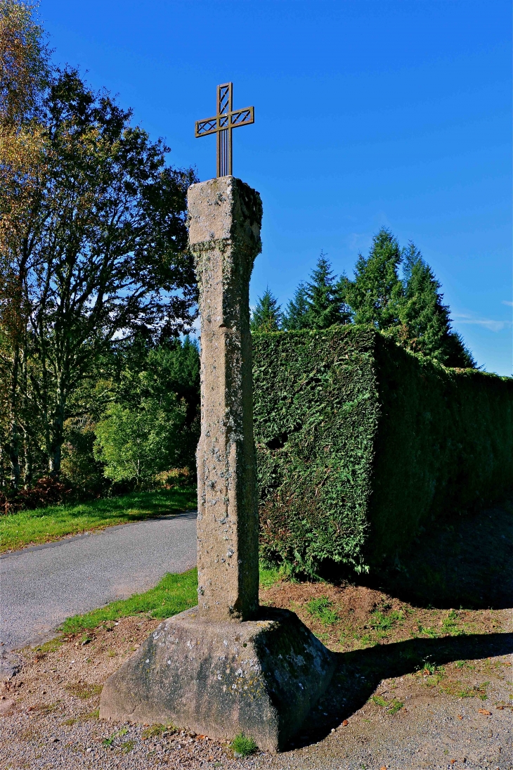 Croix monumentale - Royère-de-Vassivière