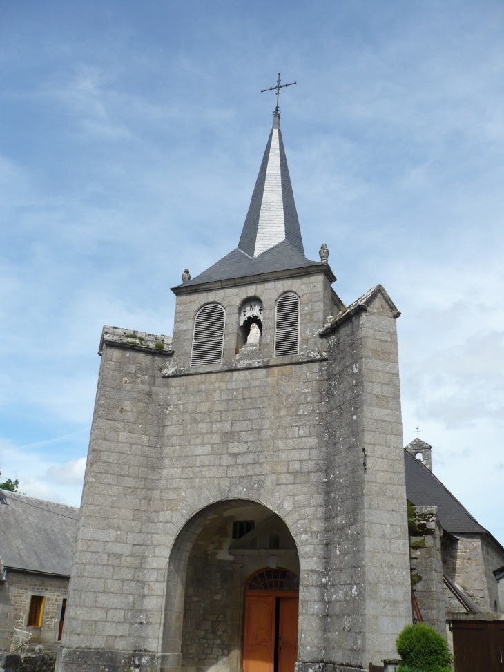 Le portail et le clocher de l'église. - Saint-Agnant-près-Crocq