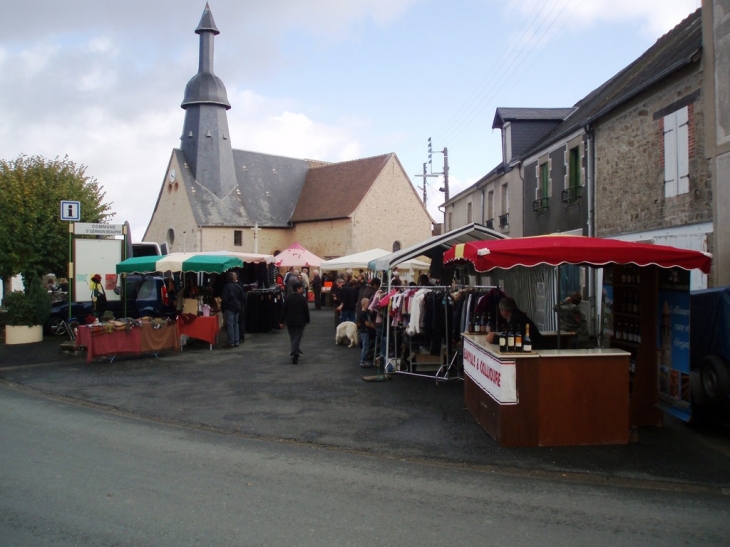 Marché d'automne sur la place de l'église - Saint-Germain-Beaupré