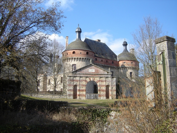 Le chateau, entrée de l'ancien pont-levis - Saint-Germain-Beaupré