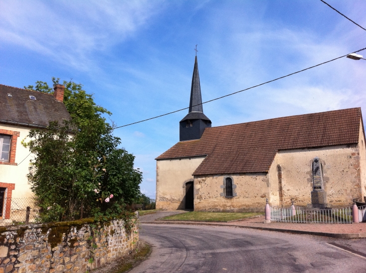 Eglise et monument aux morts - Saint-Julien-la-Genête