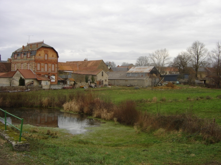 Vue vers la Mairie - Saint-Julien-le-Châtel