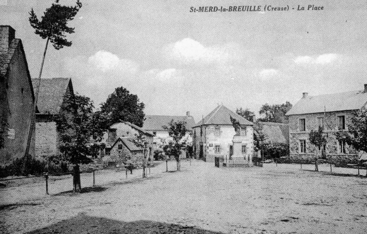 Vers 1920 - La Place (carte postale ancienne). - Saint-Merd-la-Breuille