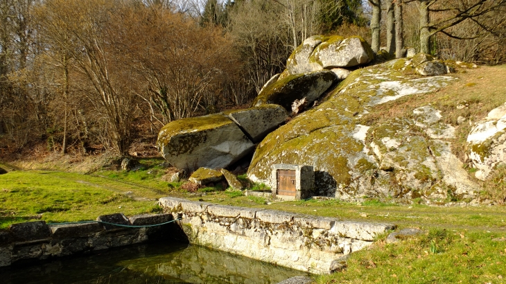 Fontaine et lavoir :Lieu-dit Chaupeyre . - Sermur