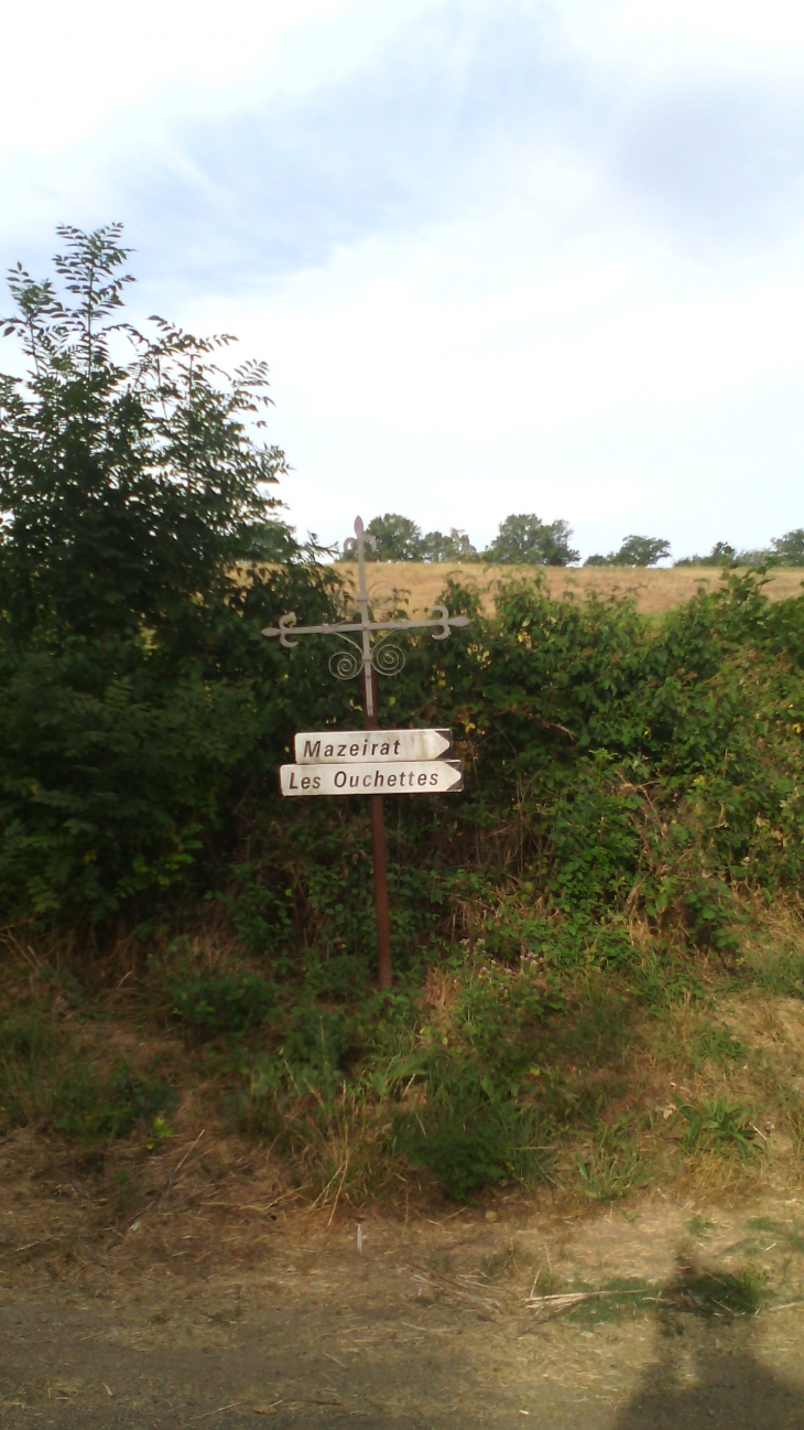 Au loin village de Mazeirat commune de Tardes par un bel été chaud