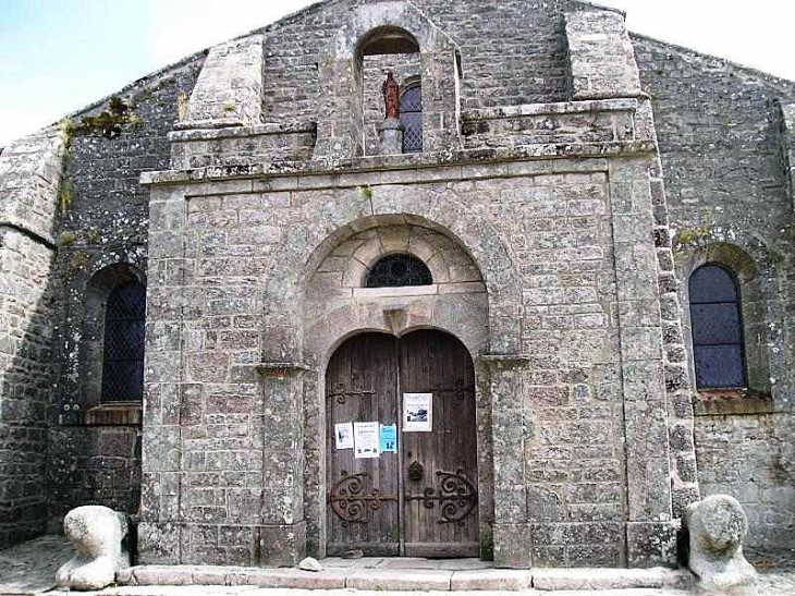 L'entrée de la nef - Toulx-Sainte-Croix