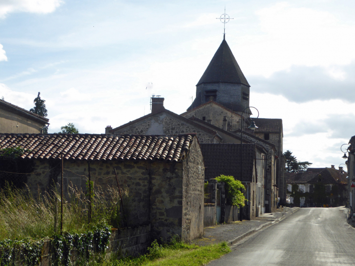 Vers l'église - Azat-le-Ris