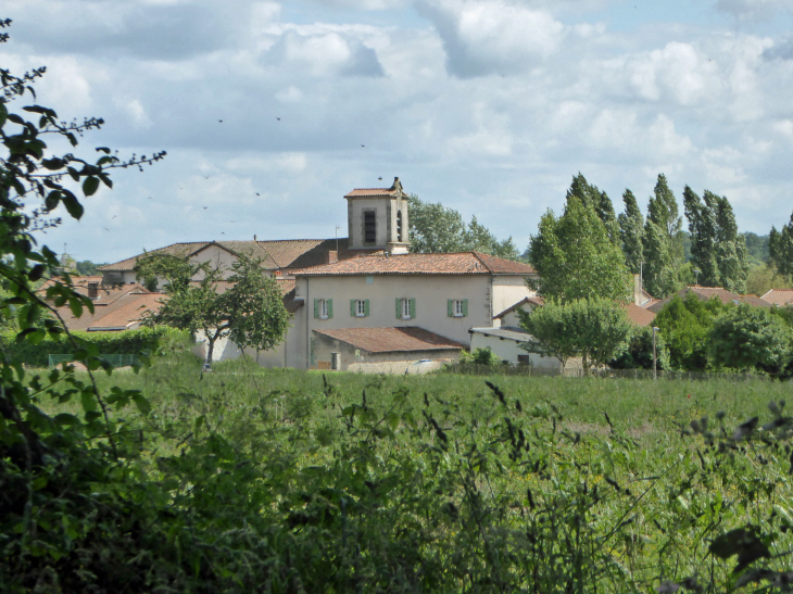 Vue sur le village et l'église - Berneuil