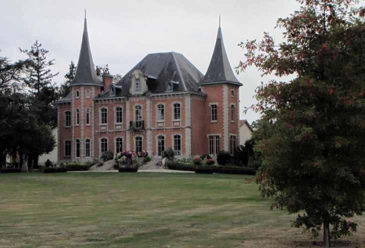 Mairie côté parc - Bosmie-l'Aiguille