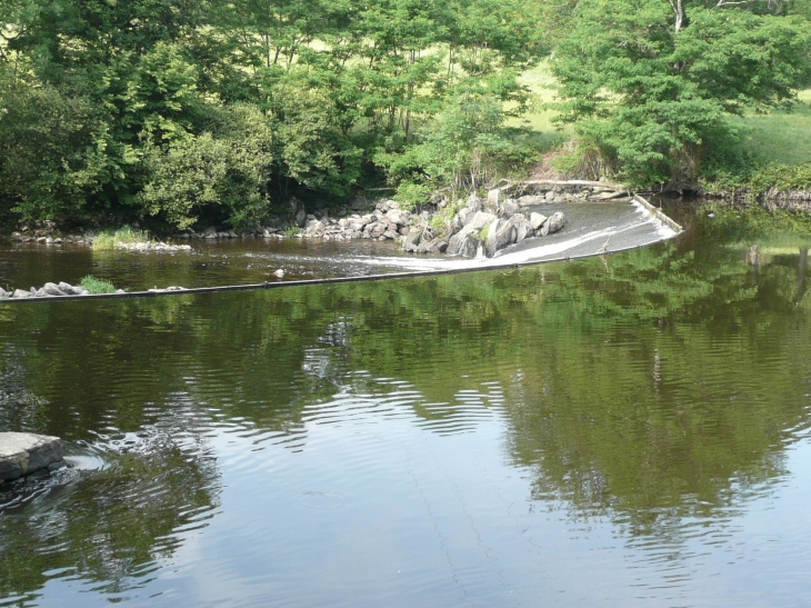 Le moulin du Queroux-barrage sur la Gartempe - Bussière-Poitevine