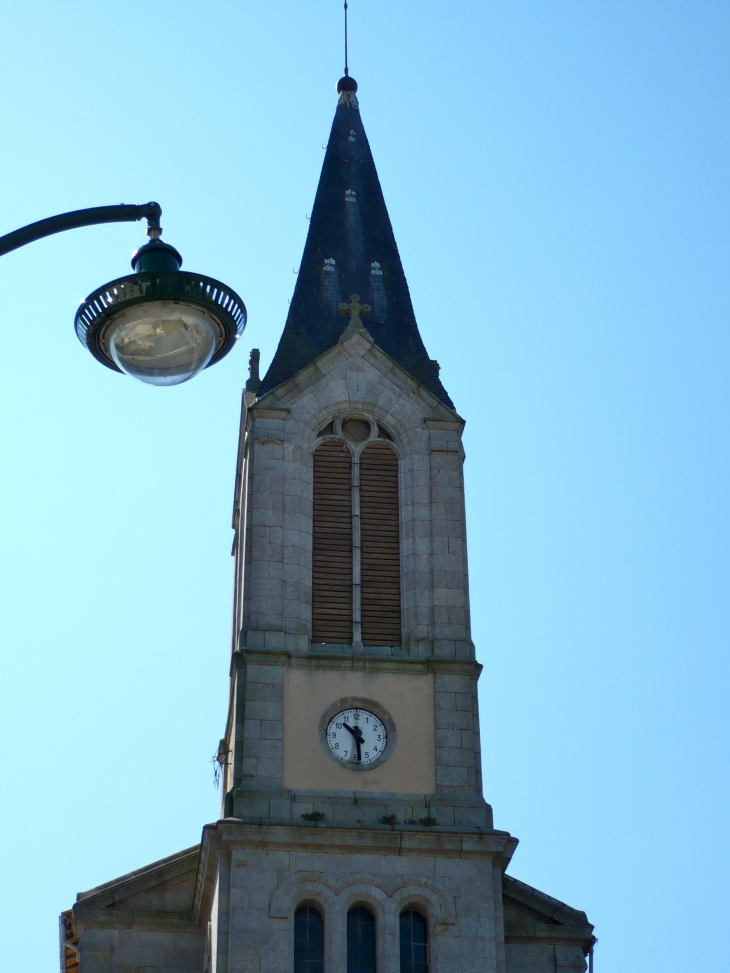 Clocher de l'église Notre-Dame du Haut-Chalus. - Châlus