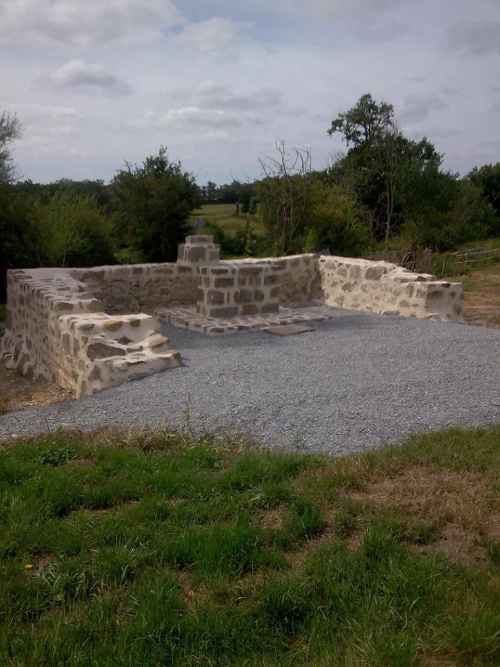 Site réaménagé de l'ancienne chapelle de st cloud - Dinsac