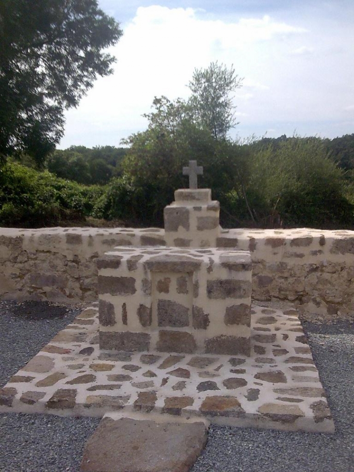 Croix et  autel/site  réaménagé de  l' ancienne  chapelle  de   Saint  Cloud - Dinsac