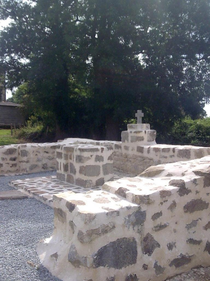 Site réaménagé de l'ancienne chapelle de st cloud - Dinsac