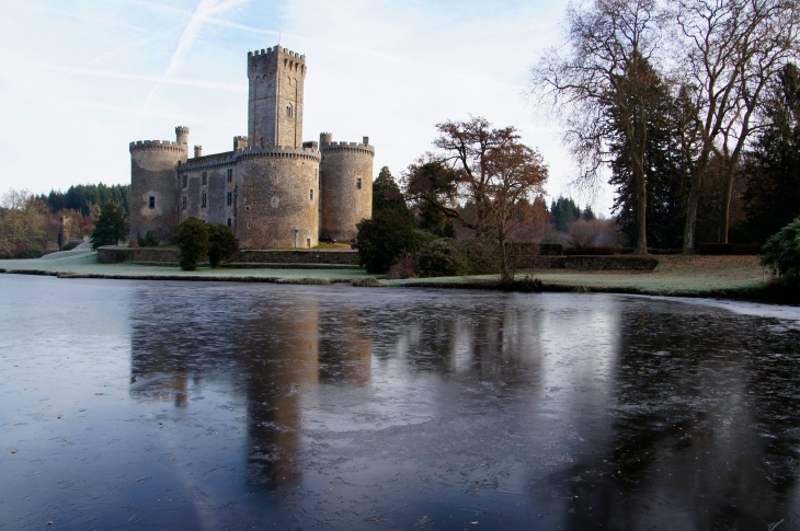 Château de Montbrun est un château fort desXIIe et XVe siècles. - Dournazac