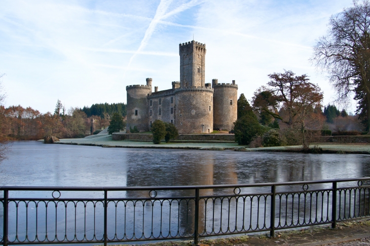 Le château de Montbrun. - Dournazac