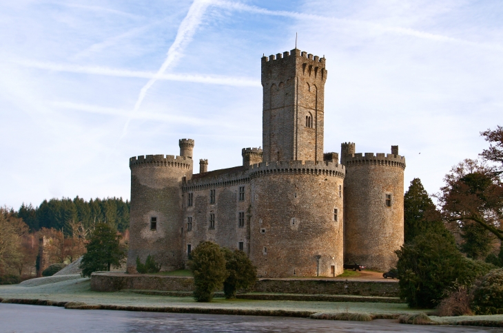 Le château de Montbrun. - Dournazac