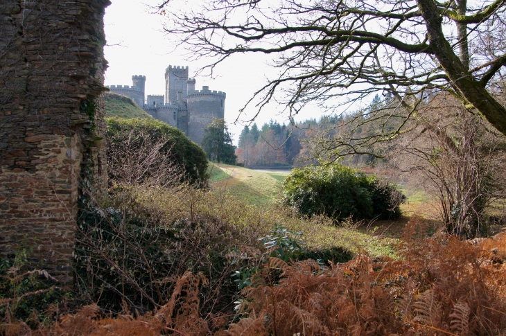 Le château de Montbrun. - Dournazac