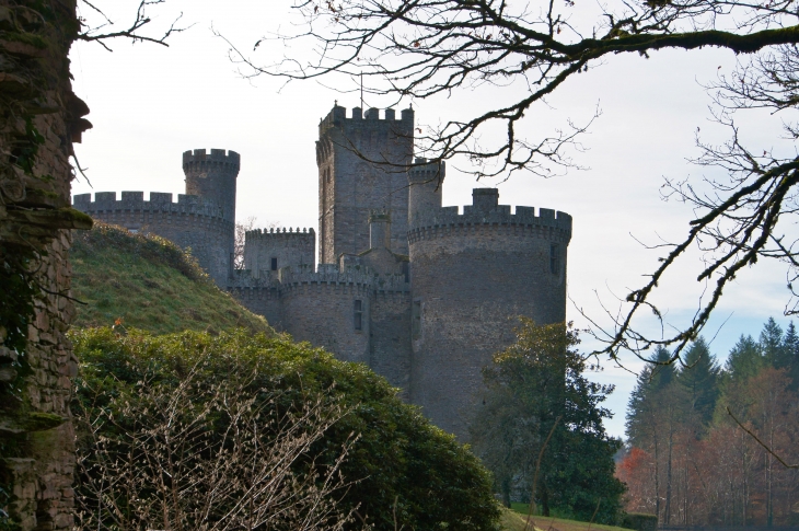 Le château de Montbrun. - Dournazac