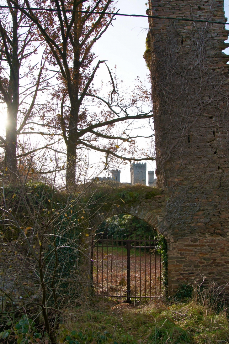 Le château de Montbrun. - Dournazac