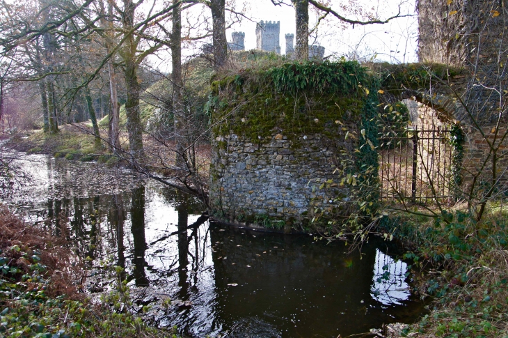 Le château de Montbrun. - Dournazac