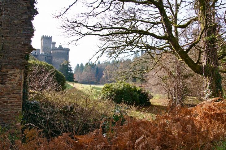 Le château de Montbrun. - Dournazac