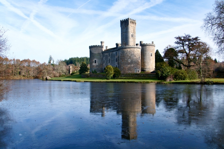 Château fort de Montbrun des XII et XVe siècles. - Dournazac