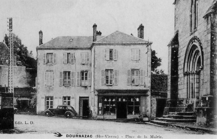 Place de la Mairie, vers 1940 (carte postale ancienne). - Dournazac