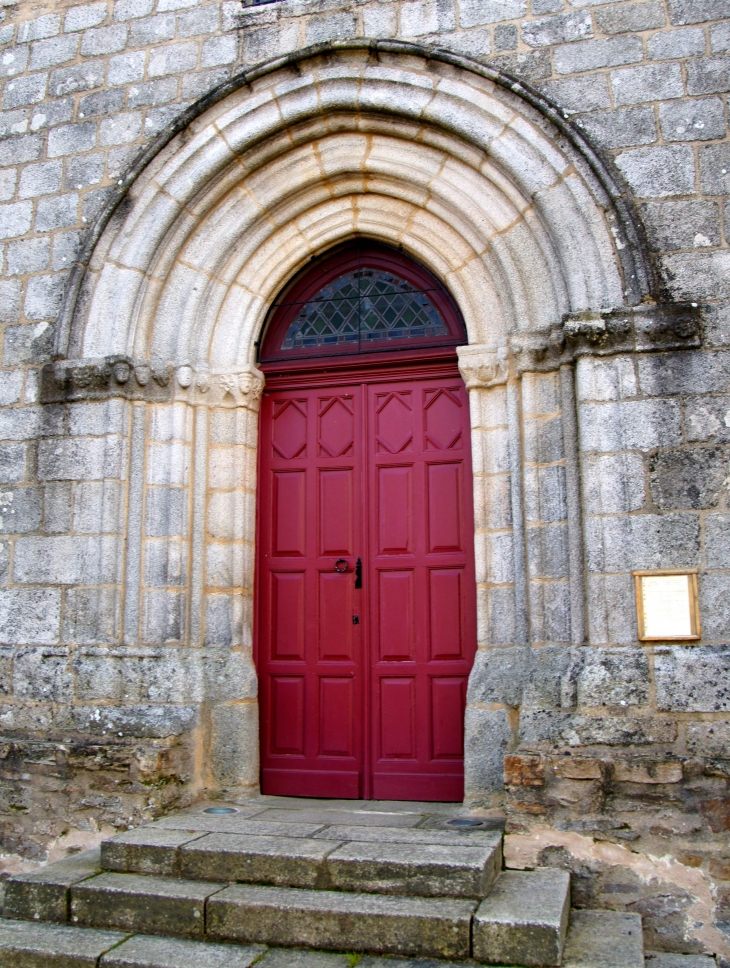 Eglise Saint Sulpice : Portail gothique de style limousin. - Dournazac