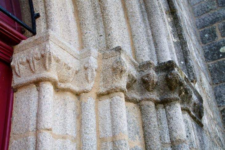 Chapiteaux de droite du portail de l'église Saint Sulpice. - Dournazac