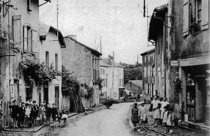 Rue principale , vers 1940 (carte postale ancienne). - Dournazac