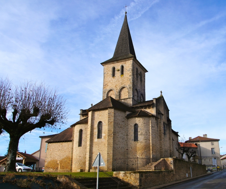 Façade orientale de l'église Saint Sulpice. - Dournazac