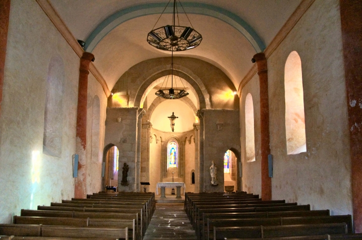 La Nef vers le choeur de l'église Saint Sulpice. - Dournazac