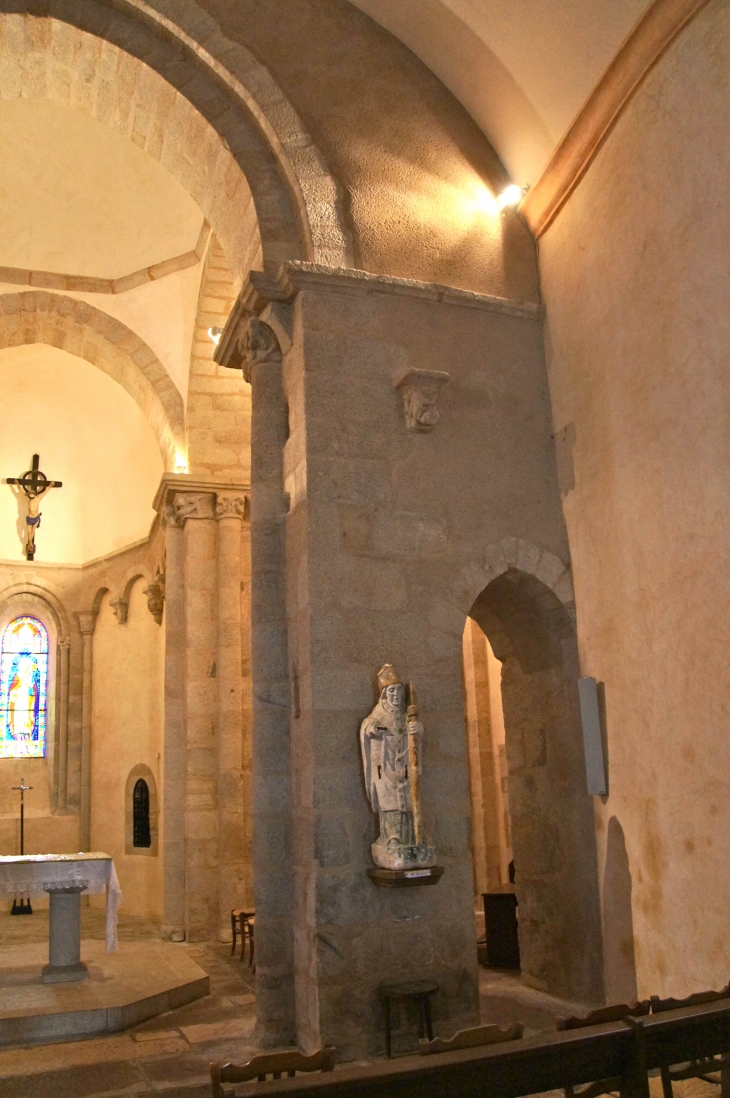 Eglise Saint Sulpice : entre le choeur et la nef. - Dournazac