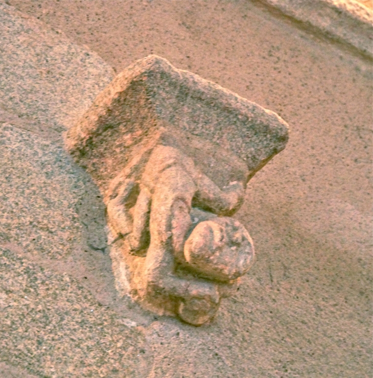 Eglise Saint Sulpice : entre le choeur et la nef. - Dournazac