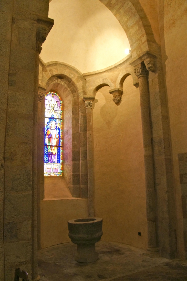 Eglise Saint Sulpice : à droite du choeur, les fonts baptismaux. - Dournazac