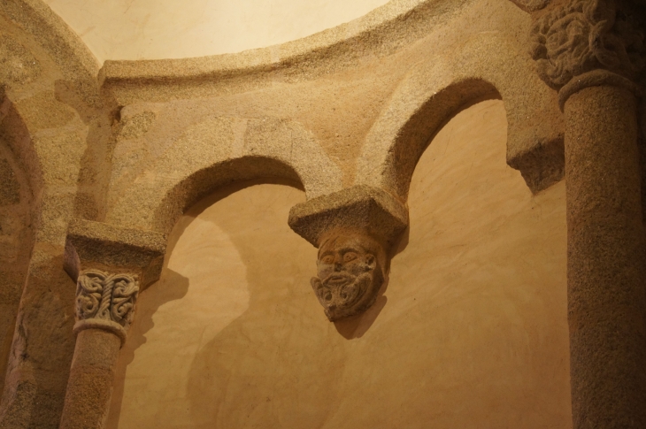 Eglise Saint Sulpice : les chapiteaux sculptés du choeur. - Dournazac