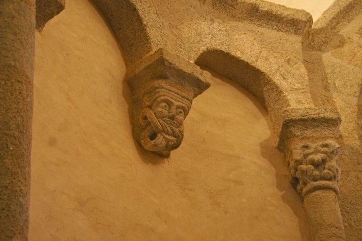 Eglise Saint Sulpice : les chapiteaux sculptés du choeur. - Dournazac