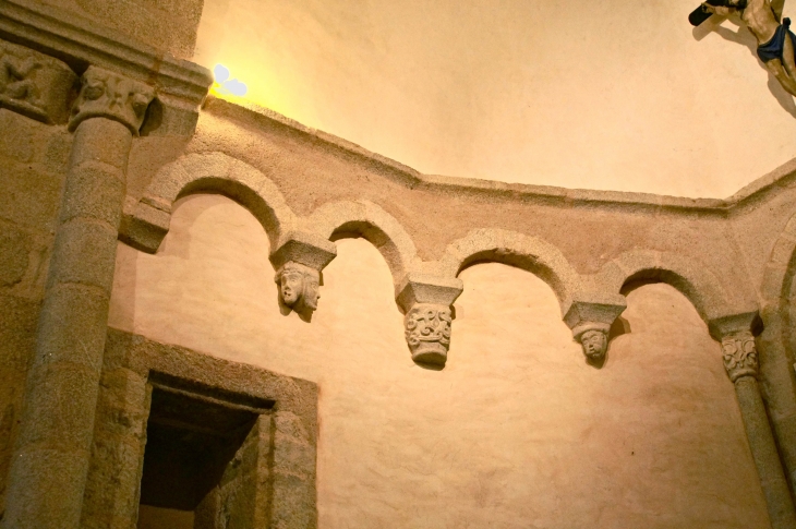 Eglise Saint Sulpice : les chapiteaux sculptés du choeur. - Dournazac