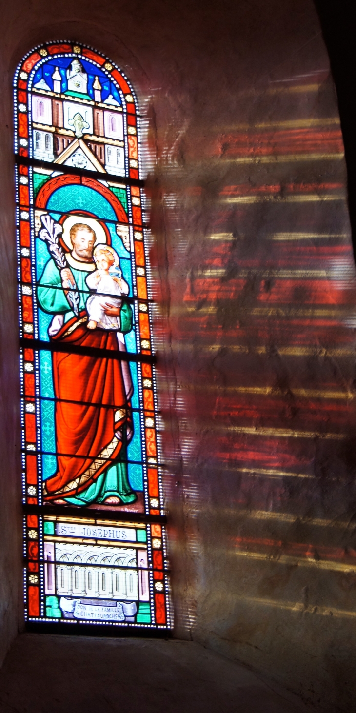 Vitrail de l'église Saint Sulpice. - Dournazac