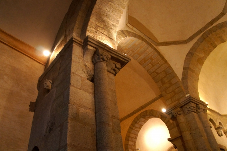 Eglise Saint Sulpice : la croisée du transept. - Dournazac