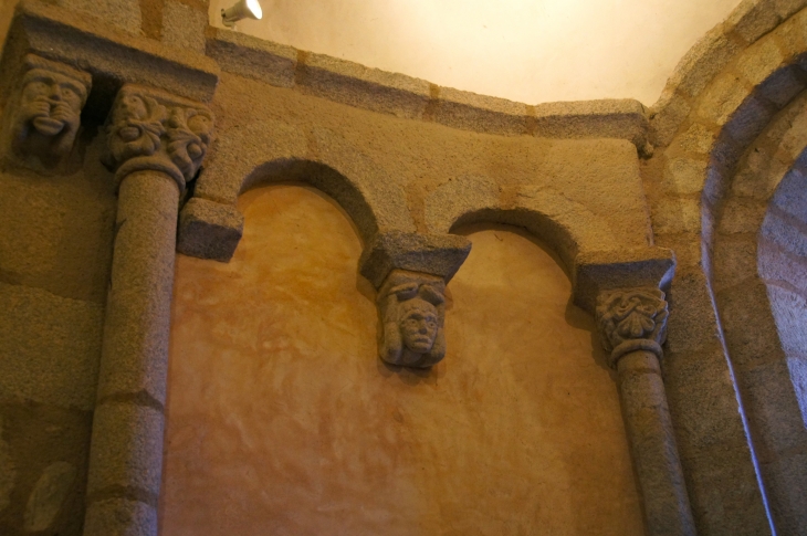 Eglise Saint Sulpice : les chapiteaux sculptés du choeur. - Dournazac