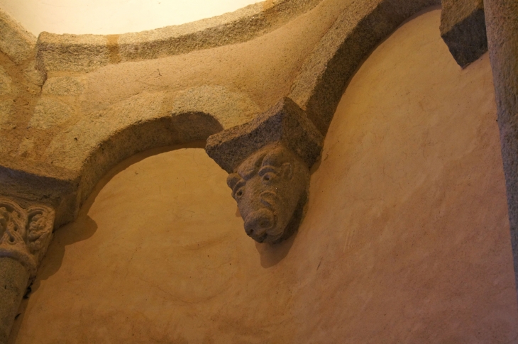 Eglise Saint Sulpice : corbeau sculpté. - Dournazac